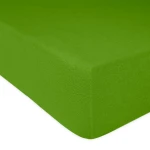 Prześcieradło frotte z gumką 120x200 w kolorze kaktusowym, leżące na białym tle. Widoczna faktura materiału, gumka na brzegach zapewniająca mocowanie. Kąt ujęcia z góry, ukazujący narożnik prześcieradła, które wydaje się być rozłożone na materacu.