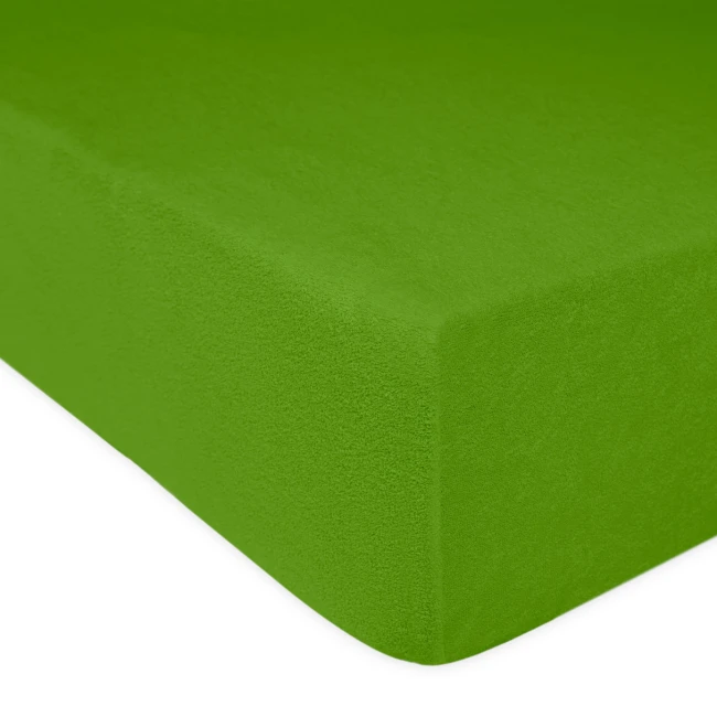 Prześcieradło frotte z gumką 120x200 w kolorze kaktusowym, leżące na białym tle. Widoczna faktura materiału, gumka na brzegach zapewniająca mocowanie. Kąt ujęcia z góry, ukazujący narożnik prześcieradła, które wydaje się być rozłożone na materacu.