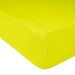 Prześcieradło frotte z gumką w kolorze limonkowym o wymiarach 120x200 cm, zbliżenie na krawędź, prezentujące teksturowaną powierzchnię materiału, ułożone na płaskiej powierzchni.