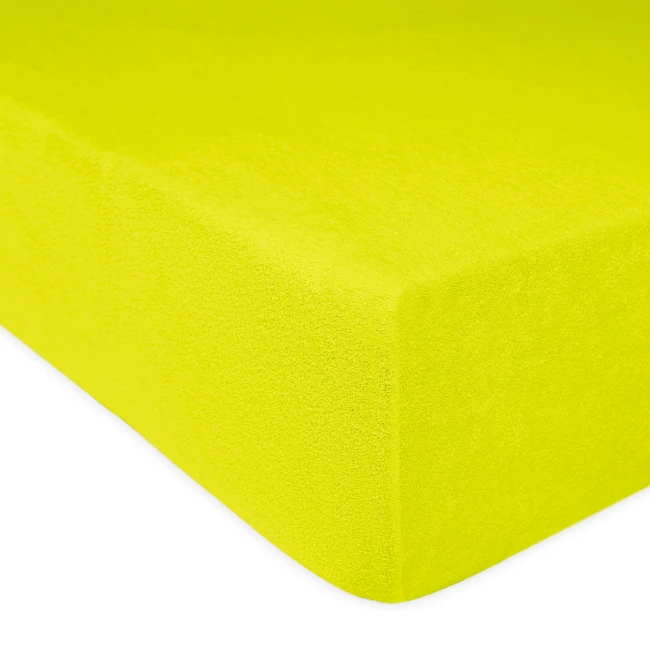 Prześcieradło frotte z gumką w kolorze limonkowym o wymiarach 120x200 cm, zbliżenie na krawędź, prezentujące teksturowaną powierzchnię materiału, ułożone na płaskiej powierzchni.
