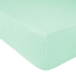 Prześcieradło frotte z gumką w kolorze błękitnym morskim, rozłożone na boku. Widoczne są gładkie krawędzie oraz miękka tekstura materiału, dostosowanego do materaca o wymiarach 120x200 cm. Tło zdjęcia jest jednolite i jasne.