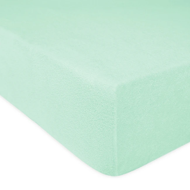 Prześcieradło frotte z gumką w kolorze błękitnym morskim, rozłożone na boku. Widoczne są gładkie krawędzie oraz miękka tekstura materiału, dostosowanego do materaca o wymiarach 120x200 cm. Tło zdjęcia jest jednolite i jasne.