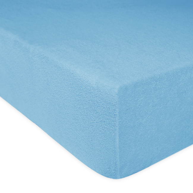 Prześcieradło frotte z gumką w kolorze błękitnym, rozmiar 120x200 cm. Materiał o gładkiej, przyjemnej w dotyku fakturze. Ułożone płasko, widoczne brzegi i gumka mocująca. Tło jednolite, co podkreśla kolorystykę.