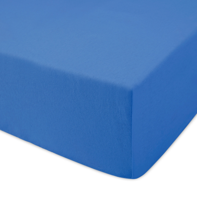 Prześcieradło jersey z gumką w kolorze chabrowym, o wymiarach 120x200 cm, leży płasko na białym tle. Widać elastyczną fakturę materiału i precyzyjne wykończenie brzegów. Produkt jest rozłożony i gotowy do użycia.