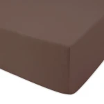 Prześcieradło jersey z gumką 120x200 w kolorze czekoladowym, leżące na białym tle. Widoczne brzegi i faktura materiału, gumka zapewniająca dobrze dopasowanie do materaca. Brak dodatkowych wzorów lub napisów.