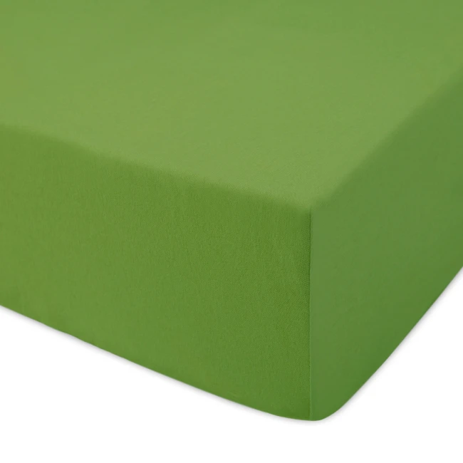 Prześcieradło jersey z gumką w kolorze kaktusowym, rozmiar 120x200 cm. Widok z góry na leżące prześcieradło, prezentujące równą, matową teksturę materiału. Brzeg z gumką, zapewniający stabilność na materacu. Tło białe, podkreślające kolor produktu.