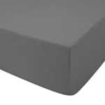 Prześcieradło jersey z gumką w kolorze szarym, o wymiarach 120x200 cm, leżące na gładkim tle. Powierzchnia jest matowa, z miękką i elastyczną fakturą. Widoczne rogi produktu dopasowują się do materaca, podkreślając funkcjonalność.