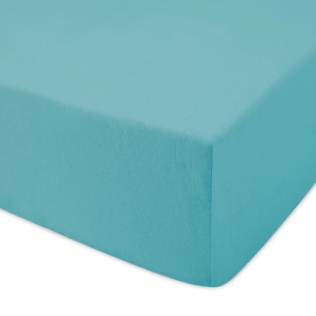 Prześcieradło jersey z gumką w kolorze turkusowym o wymiarach 120x200 cm. Widoczne zakładki na krawędziach, materiał o gładkiej fakturze, leżące na prostym tle, gotowe do użycia. Idealne do łóżek o standardowych rozmiarach.