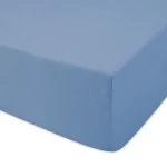 Prześcieradło jersey z gumką w kolorze błękitnym, złożone, widoczne z boku. Materiał gładki, elastyczny, idealne dopasowanie do materaca 120x200 cm. Brak widocznych napisów czy logo. Tło jednolite, białe, co podkreśla kolor produktu.