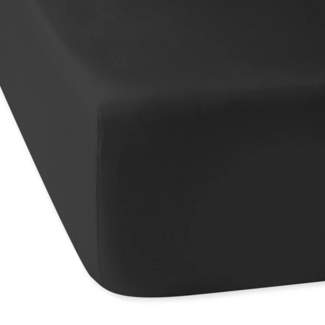 Prześcieradło satynowe z gumką w kolorze czarnym, o wymiarach 160x200 cm, rozłożone na równym tle. Kąt ujęcia frontalny, ukazujący krawędzie i fakturę materiału. Brak widocznych napisów i dekoracji.