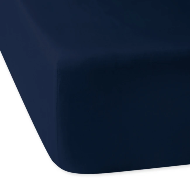 Prześcieradło satynowe z gumką w kolorze ciemnego granatu, rozmiar 160x200, leżące na gładkim tle. Ujęcie pokazuje krawędzie oraz teksturę materiału, podkreślając jego gładkość i elastyczność. Brak widocznych wzorów lub napisów.