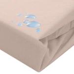 Ochronne prześcieradło z gumką 140x200 w kolorze beżowym, leżące na powierzchni. Materiał gładki, z nadrukiem kropelek wody. Widoczna gumka zapewniająca stabilne przyleganie. Prześcieradło idealne do ochrony materaca.