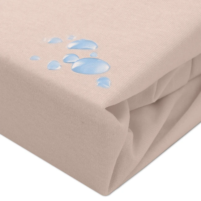 Ochronne prześcieradło z gumką 140x200 w kolorze beżowym, leżące na powierzchni. Materiał gładki, z nadrukiem kropelek wody. Widoczna gumka zapewniająca stabilne przyleganie. Prześcieradło idealne do ochrony materaca.