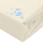 Ochronne prześcieradło z gumką w kolorze kremowym, z widocznymi kroplami wody na powierzchni materiału. Produkt leży na płaskiej powierzchni, z wyraźną teksturą tkaniny. Idealne do ochrony materaca w rozmiarze 140x200 cm.