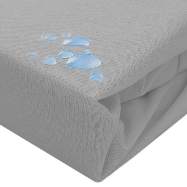 Ochronne prześcieradło z gumką 140x200 SMARTCEL w kolorze szarym, leżące na płaskiej powierzchni. Materiał o gładkiej teksturze, z widocznymi kroplami wody, co podkreśla jego właściwości wodoodporne. Wymiary idealne do standardowych materacy.