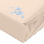 Ochronne prześcieradło z gumką 140x200 w kolorze beżowym, leżące na płaskiej powierzchni. Zbliżenie na fakturę materiału z ilustracją kropli wody, co podkreśla właściwości wodoodporne.