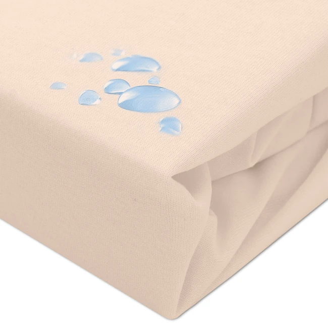 Ochronne prześcieradło z gumką 140x200 w kolorze beżowym, leżące na płaskiej powierzchni. Zbliżenie na fakturę materiału z ilustracją kropli wody, co podkreśla właściwości wodoodporne.
