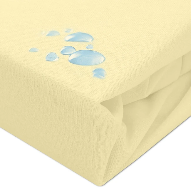 Ochronne prześcieradło z gumką w kolorze kremowym, rozłożone na gładkim tle. Widać fakturę materiału oraz detale, takie jak widoczne krople wody, co sugeruje właściwości wodoodporne. Prześcieradło ma wymiary 140x200 cm.