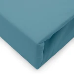Prześcieradło jersey z elastanem 140x200 w kolorze błękitnym, leżące na prostym tle. Widoczna gumka zapewniająca mocowanie na materacu. Gładka, elastyczna faktura materiału, bez widocznych wzorów ani napisów.