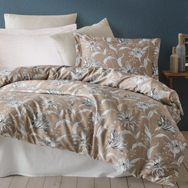  Miękka i delikatna pościel satynowa brązowa w eleganckie kwiaty 160x200 cm  
