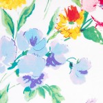 Pościel bawełniana 180x200 Florencia w białym tle z kolorowymi polnymi kwiatami, w tym błękitnymi, żółtymi i różowymi, z delikatnymi liśćmi. Materiał o gładkiej fakturze, idealny do sypialni.