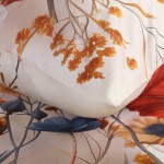 Pościel satyna bawełniana 180x200 w kremowym odcieniu z kolorowym wzorem polnych kwiatów. Zbliżenie na poszewkę i narzutę, ukazujące detale kwiatów w kolorach czerwonym i niebieskim. Produkt leży rozłożony na łóżku, w jednolitym otoczeniu.