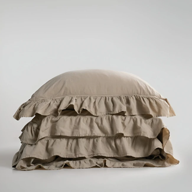 Pościel bawełniana z falbanką 220x200 Stonewashed Exclusive w kolorze beżowym, leżąca na płaskiej powierzchni. Widoczne falbanki na dwu warstwach pokrycia. Materiał o matowej, teksturowanej fakturze, dopasowany do eleganckiego wystroju wnętrza.