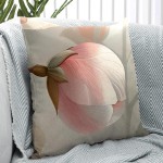 Poduszka dekoracyjna w kształcie kwadratu, pokryta materiałem z motywem różowych kwiatów. Wzór przedstawia duży kwiat w odcieniach różu i beżu. Ułożona na szaro-białym, teksturowanym tle. Rozmiar: 40x40 cm.