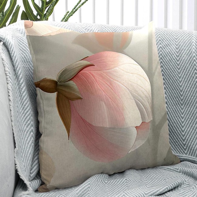 Poduszka dekoracyjna w kształcie kwadratu, pokryta materiałem z motywem różowych kwiatów. Wzór przedstawia duży kwiat w odcieniach różu i beżu. Ułożona na szaro-białym, teksturowanym tle. Rozmiar: 40x40 cm.