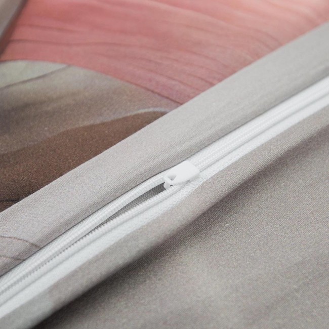 Poszewka satynowa 40x40 cm w kolorze różowym i szarym z kwiatowym wzorem, widoczny zamek błyskawiczny na boku. Materiał o gładkiej fakturze, leżąca na gładkiej powierzchni. Idealna do dekoracji wnętrz.