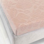 Prześcieradło żakardowe w kolorze jasnego różowego, o wymiarach 150x205 cm, z wysuniętym wzorem roślinnym. Produkt leżący na łóżku, dobrze widoczna struktura tkaniny. Brak gumki, idealne do klasycznego użytku. Tło jasne, proste, podkreślające materiał.