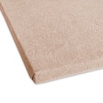 Prześcieradło żakardowe bez gumki w jasnym beżu, o wymiarach 175x220 cm, z delikatnym, wytłaczanym wzorem roślinnym. Produkt leży na białym tle, ukazując swoją teksturę oraz detale. Złożony brzeg dla łatwego ułożenia na łóżku.