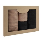 Komplet ręczników z bawełny Solano w eco pudełku, składający się z trzech ręczników w kolorze czarnym, beżowym i brązowym z eleganckim wzorem. Pudełko przedstawione z przodu, ukazujące ręczniki w pionie, z ozdobnym splotem na dolnej części.