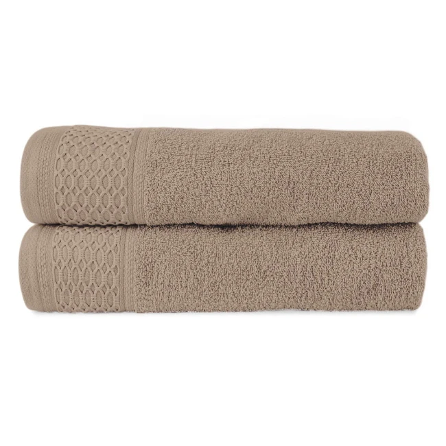 Komplet ręczników Solano w kolorze beżowym, wykonanych z bawełny, z delikatnym wzorem w romby na brzegach. Ręczniki złożone i ułożone jeden na drugim, na białym tle, widoczne detale tekstury materiału. Wymiary ręczników nieczytelne.