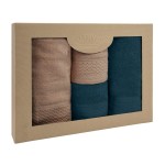 Komplet 4 ręczników bawełnianych Solano w eco pudełku. Ręczniki w odcieniach beżu i ciemnego turkusu, z wzorzystymi brzegami. Ułożone w zamkniętym pudełku z transparentnym okienkiem, widok frontalny. Materiał: miękka bawełna, tekstura frotte.