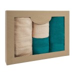 Komplet ręczników Solano w ekologicznej pudełku. W zestawie trzy ręczniki w kolorach: jasny beż i ciemny turkus, z subtelnymi, teksturowymi detalami wzdłuż brzegów. Ręczniki ułożone pionowo, widoczne jedynie z przodu, w opakowaniu z oknem.