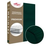 Prześcieradło frotte z gumką 160x200 w kolorze zieleni butelkowej, materiał tekstylny, pasujące na materac do 25 cm wysokości. Zbliżenie na elastyczny brzeg uszczelniający. Produkt zapakowany w estetyczne opakowanie.
