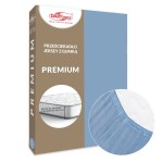 Prześcieradło jersey z gumką w kolorze niebieskim, przeznaczone do materaca o wysokości do 25 cm. Produkt rozłożony, z widoczną gumką na brzegach. Opakowanie z informacją PREMIUM oraz detal na dole przedstawiający dostosowanie do materaca.
