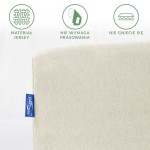 Prześcieradło jersey z gumką w kolorze ecru, złożone, na prostym tle. Widoczna tekstura materiału oraz logo producenta. Produkt o wymiarach 140x200 cm, przeznaczony do użytku domowego, bez potrzeby prasowania i odporne na gniecenie.