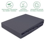 Prześcieradło jersey z gumką 140x200 w kolorze ciemnego szarego, leżące na białym tle, wykonane z oddychającego materiału. Widoczne gładkie boki i detal brzegów. Produkt zwinięty, idealny do łóżka.