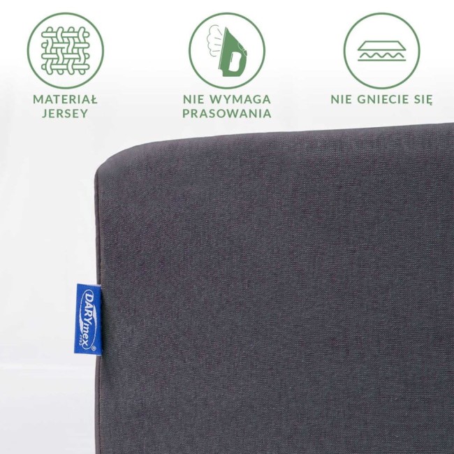 Prześcieradło jersey z gumką 140x200 w kolorze ciemnoszarym. Produkt leży na białym tle, ukazując fakturę materiału, który nie wymaga prasowania i nie gniecie się. Widoczna etykieta marki DARYMEX.