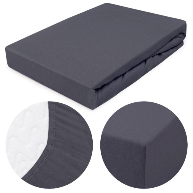 Prześcieradło jersey z gumką 140x200 w kolorze ciemnym szarym, leżące na białym tle. W widoku obiektowym widać gładką fakturę materiału oraz gumkę zabezpieczającą. Dodatkowo w zbliżeniu widoczny detal szwów na brzegu prześcieradła.