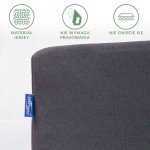 Prześcieradło jersey z gumką 160x200 w ciemnoszarym kolorze, rozłożone na płaskiej powierzchni. Widać teksturę materiału oraz metkę z logo. Na górze zdjęcia ikonki informujące o właściwościach: nie wymaga prasowania i nie gniecie się.