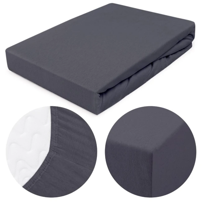 Prześcieradło jersey z gumką 160x200 w ciemnoszarym kolorze, rozłożone na białym tle. Gładka i elastyczna tkanina z widoczną gumką na krawędzi, która zapewnia pewne mocowanie. Zbliżenia ukazują detale materiału i formę krawędzi.