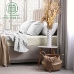 Prześcieradło frotte z gumką 160x200 w kolorze ecru, rozłożone na łóżku z jasnym, miękkim pokryciem. Widoczne poszewki na poduszki. Produkt otoczony naturalnym otoczeniem z wazonem i roślinami, umiejscowiony w sypialni z delikatnym światłem.