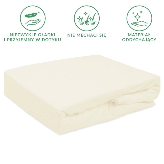 Prześcieradło frotte z gumką 180x200 w kolorze ecru, leżące na płasko, z widoczną gładką fakturą materiału. Produkt prezentuje się w złożonej formie, bez dodatkowych dekoracji. Tło neutralne, bez wzorów, podkreślające jego kolor i strukturę.