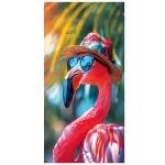 Ręcznik plażowy 100x180 cm z mikrofibry, przedstawiający różowego flaminga w okularach przeciwsłonecznych i kapeluszu. W tle kolorowe liście palmowe, stylowy i szybkoschnący, doskonały na plażę.
