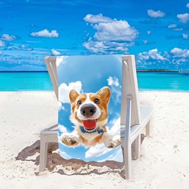 Ręcznik plażowy 100x180 cm z mikrofibry, z grafiką przedstawiającą uśmiechniętego pieska na jasnym tle. Produkt rozłożony na leżaku, w otoczeniu plaży i błękitnego morza. Idealny na plażę, szybkoschnący materiał, lekki i łatwy w przenoszeniu.