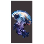 Ręcznik plażowy 100x180 cm z motywem meduzy, wykonany z szybkoschnącej mikrofibry. Produkt leży na ciemnym tle, ukazując detale kolorów niebieskiego, fioletowego i pomarańczowego meduzy. Brzeg ręcznika ma teksturę falistą, co dodaje dynamiki.