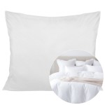 Poszewka satynowa 70x80 w kolorze białym, leżąca na płaskiej powierzchni. Gładka, jednorodna faktura materiału bez widocznych wzorów czy logo. W tle widoczny fragment aranżacji sypialni z poduszkami i pościelą w odcieniach białego.